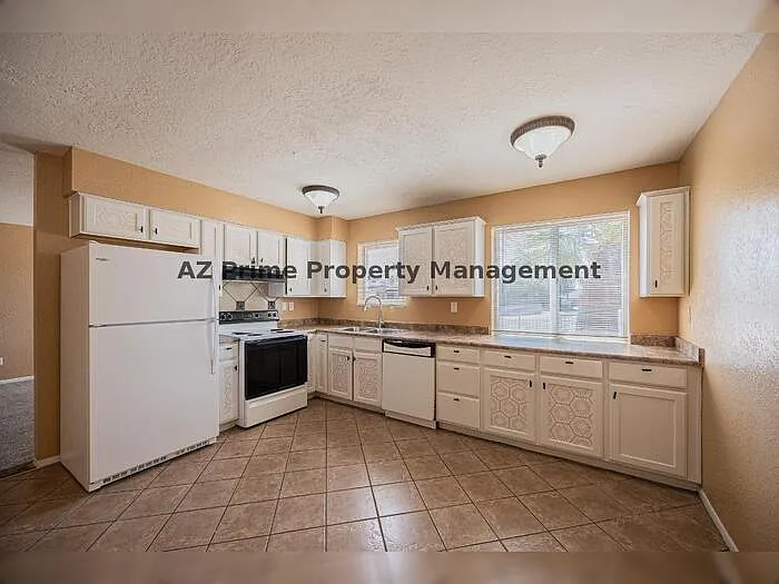2130 W Cortez St — Photo 11