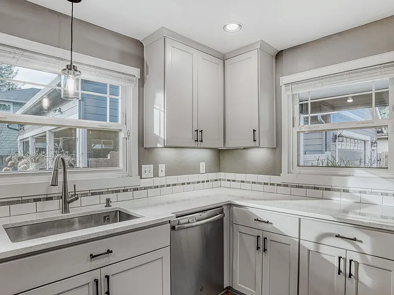 2507 NE 59th St — Photo 14