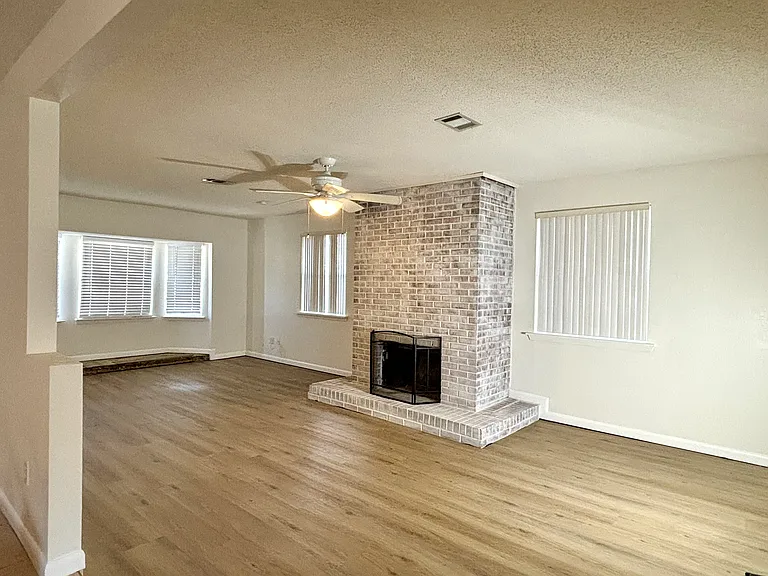 401 Crystal Ln — Photo 2