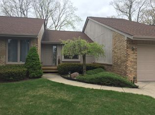 7587 Whithorn Ct, West Bloomfield, MI 48322