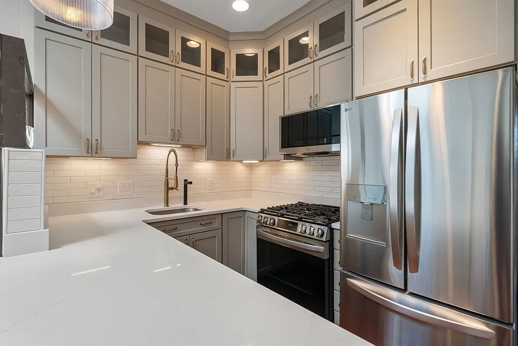 2 bed, 1.5 bath, 980 sqft, $4,800 — Photo 3