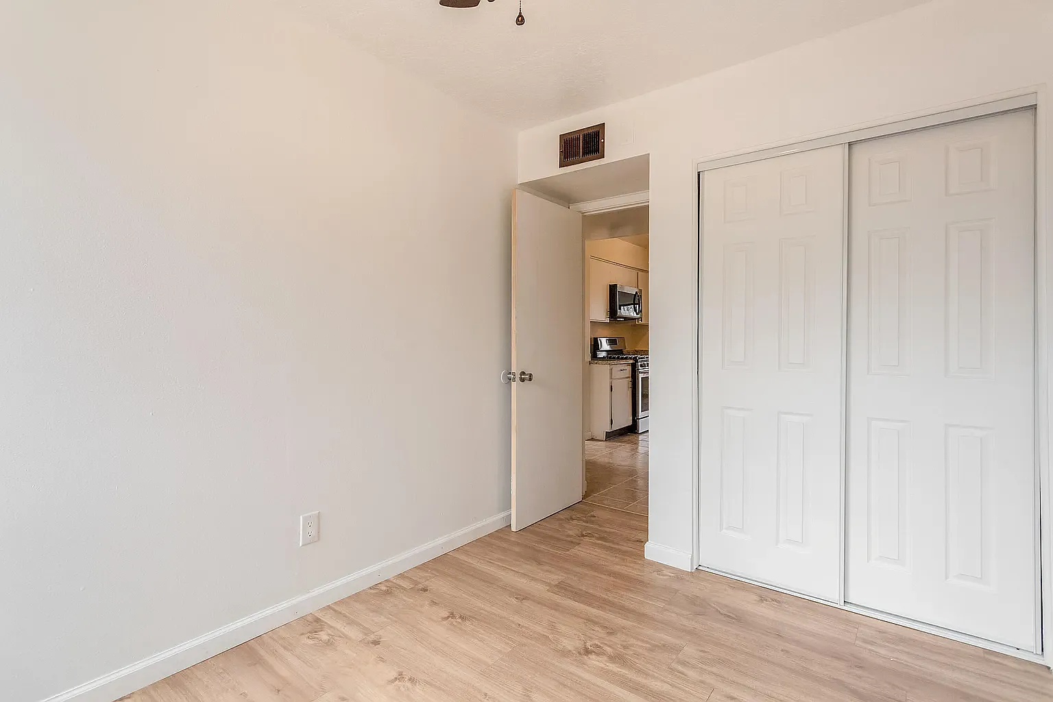 3 bed, 958 sqft, $1,800 — Photo 4