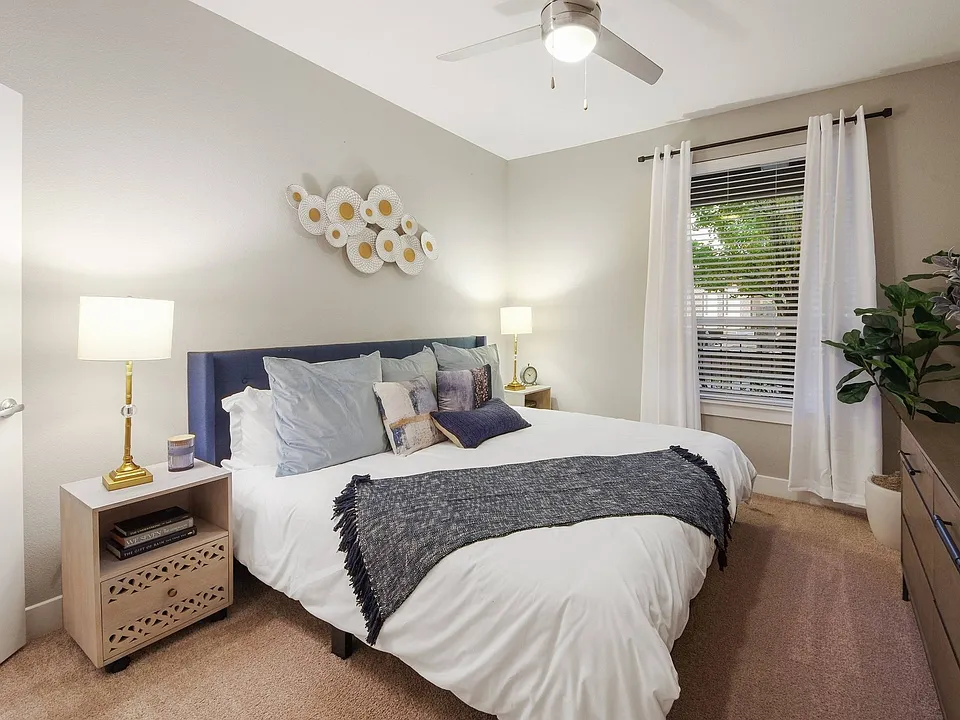 RiverfrontPark_interior_bedroom (2)