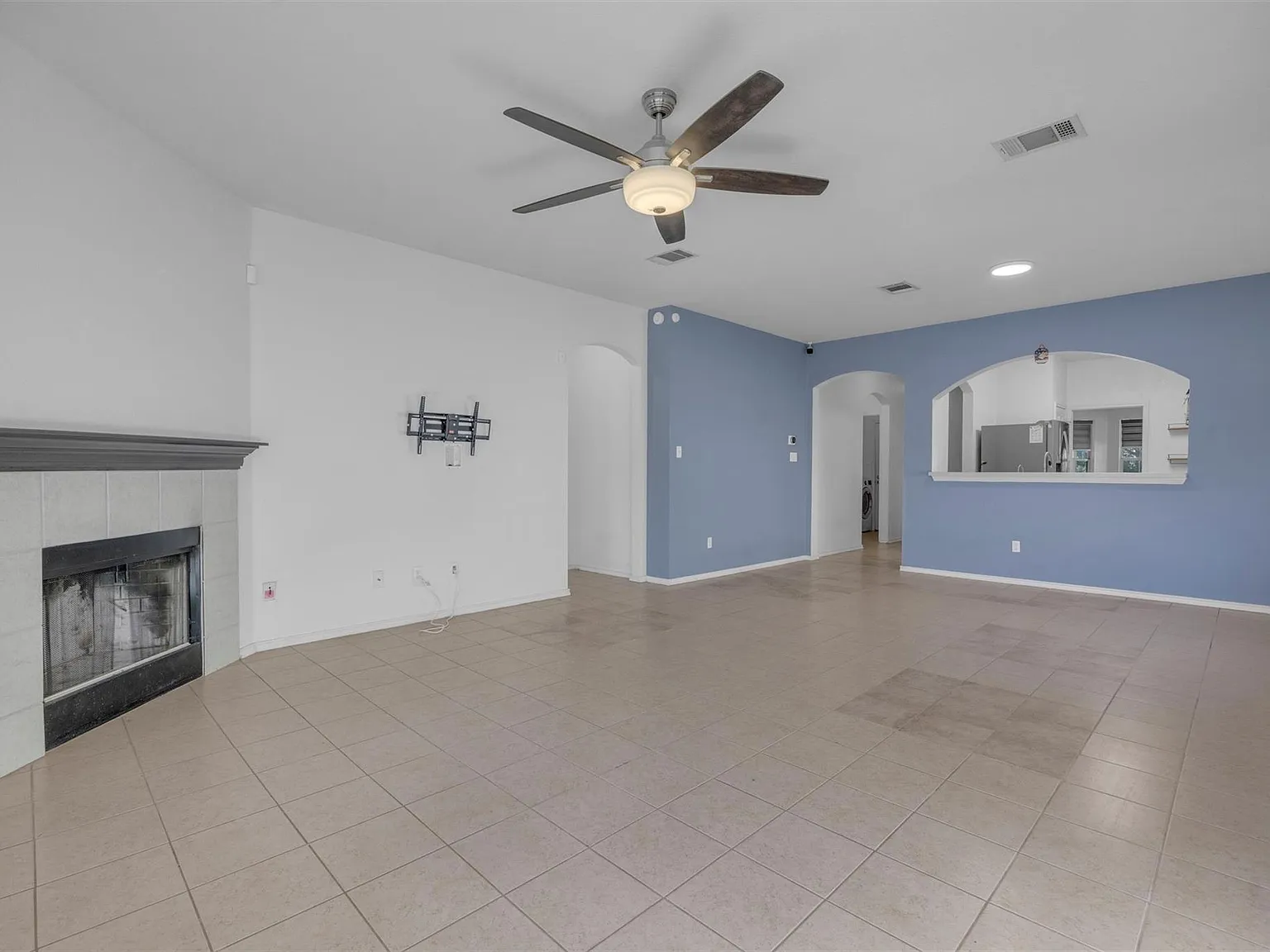 4 bed, 2.0 bath, 6011 sqft, $780 — Photo 4