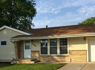 1105 Hillcrest Dr, Bellevue, NE 68005