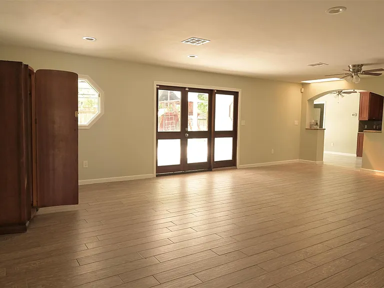 9810 Cliffwood Dr — Photo 4