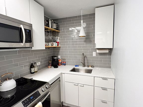 2nd image of 899 S Plymouth Ct APT 602