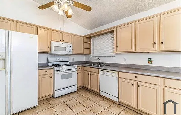 3 bed, $2,000 — Photo 4