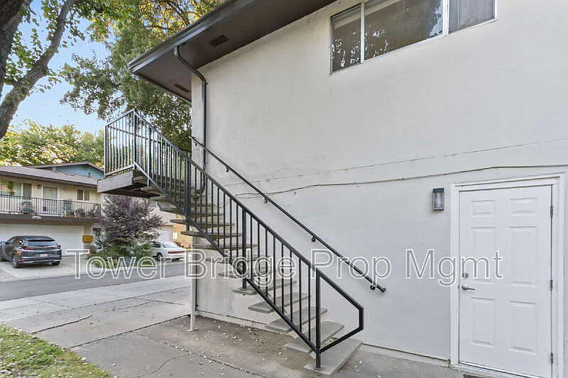 2 bed, 1.0 bath, 819 sqft, $1,825 — Photo 2