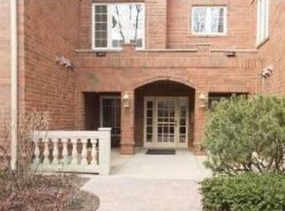 221 Regent Wood Rd, Northfield, IL 60093