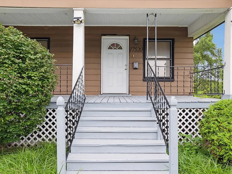 17520 Russell St — Photo 2