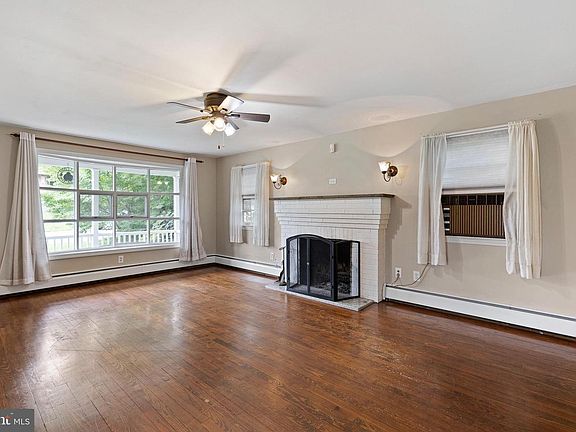 4th image of 305 Newport St