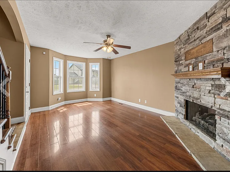 546 Falkland Cir — Photo 15