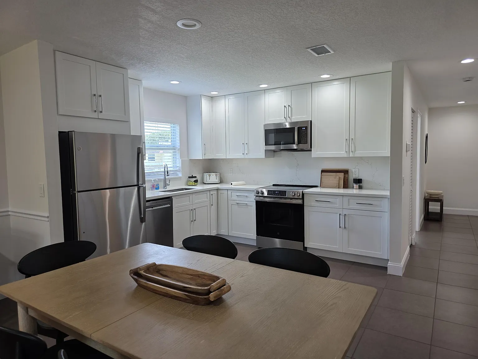 3 bed, 2.0 bath, 1315 sqft, $5,800 — Photo 4