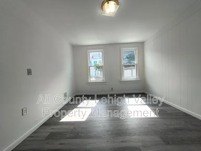 137 S 12th St — Photo 6