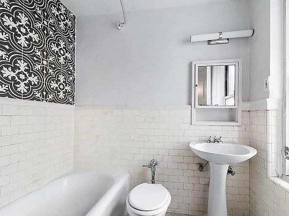 3rd image of 325 W 45th St APT 414