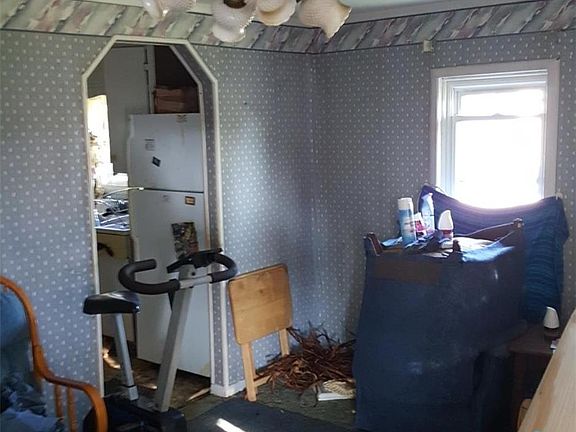 3rd image of 804 Hanson St