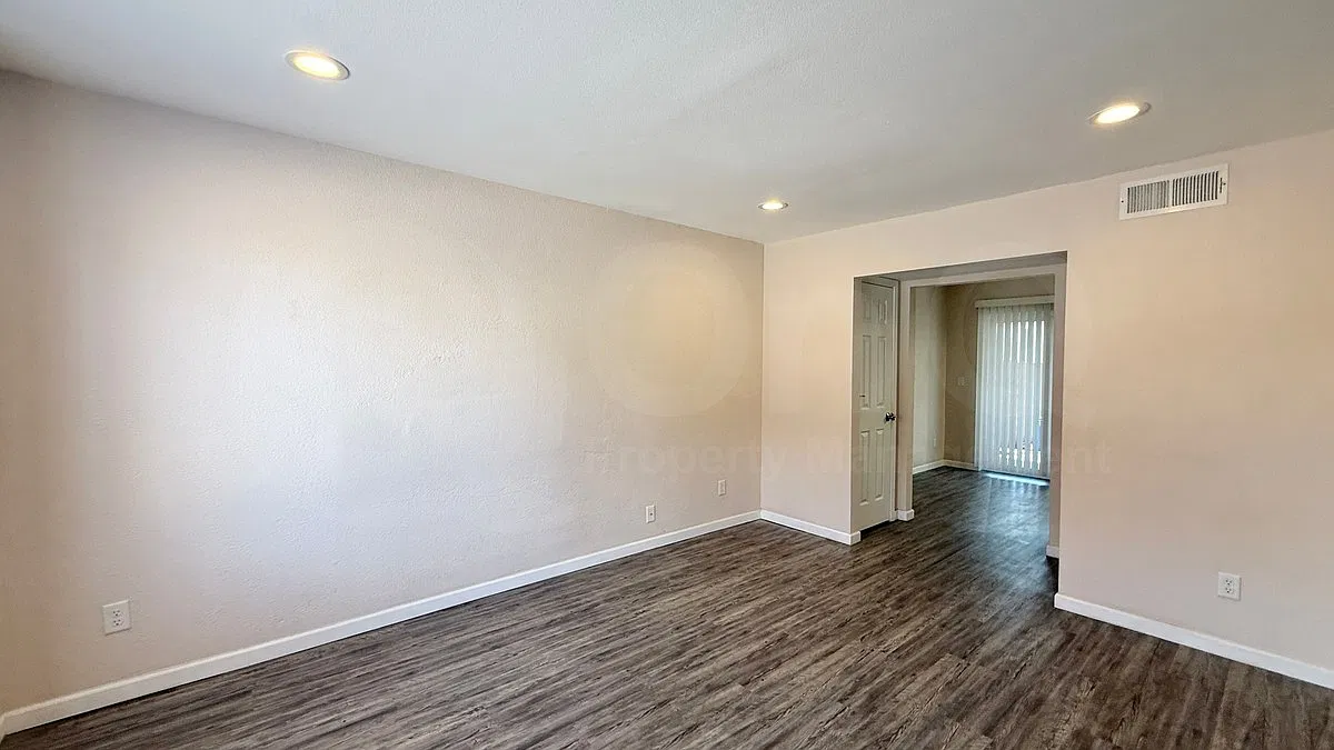 1418 E Knoll Cir — Photo 2