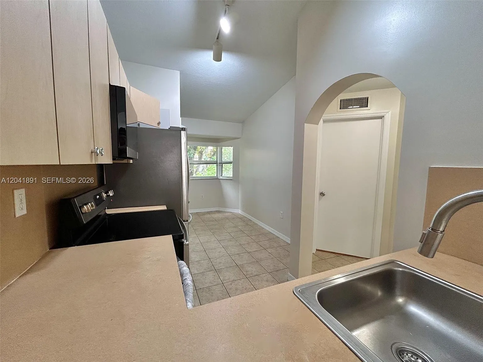 Venetia Gardens Condo — Photo 2