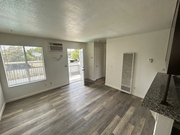610 E Pine St — Photo 3