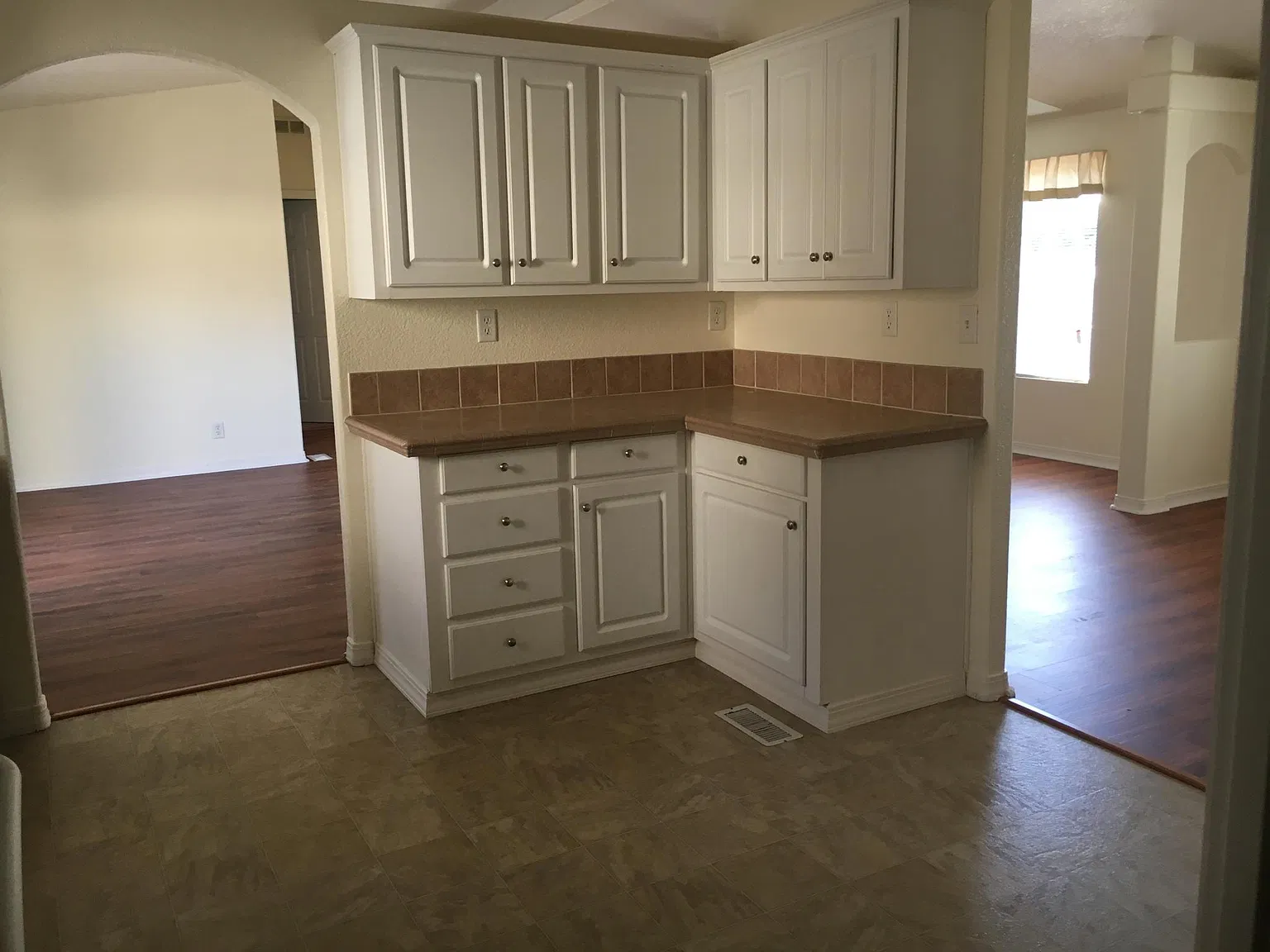 3 bed, 1750 sqft, $3,825 — Photo 2