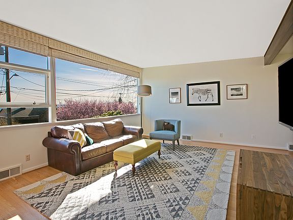 4th image of 3213 Whalley Pl W