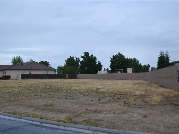 8120 Lakeshore Dr, Chowchilla, CA 93610