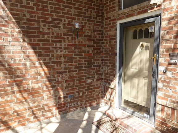 4th image of 904 Clover Hill Ln