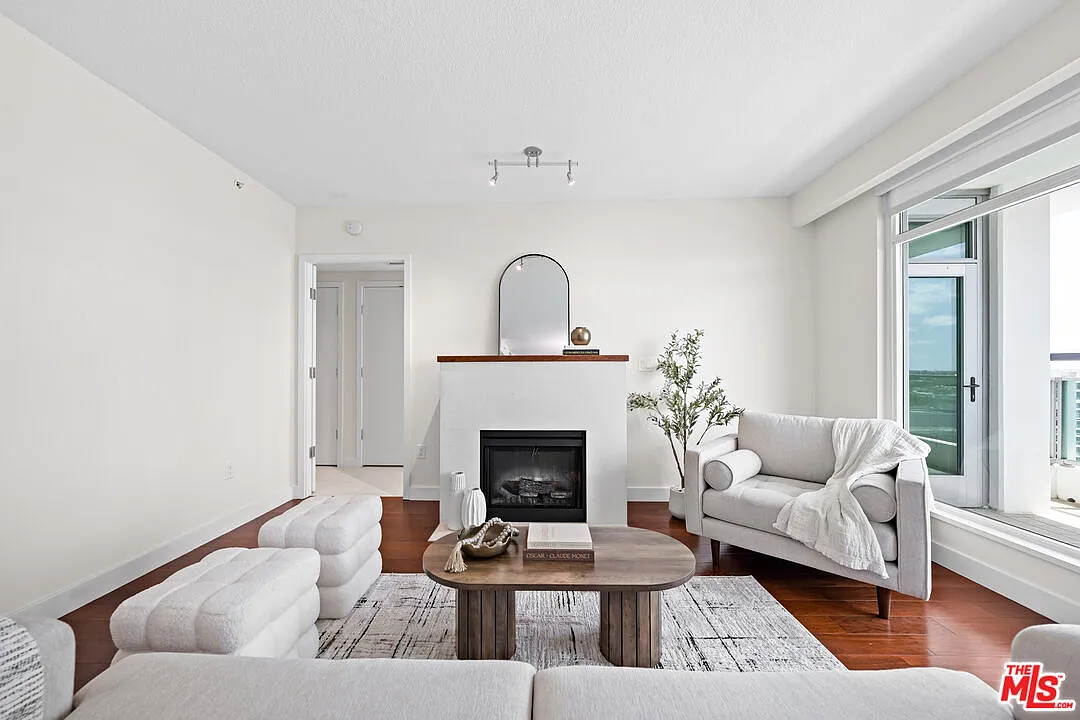 2 bed, 2.0 bath, 1350 sqft, $5,300 — Photo 3