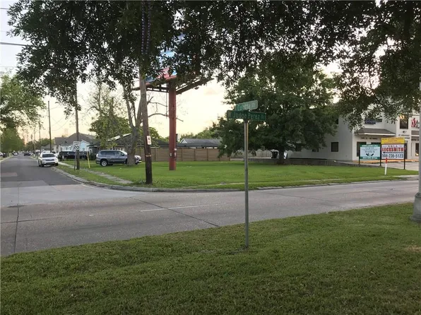 904 W Judge Perez Dr, Chalmette, LA 70043