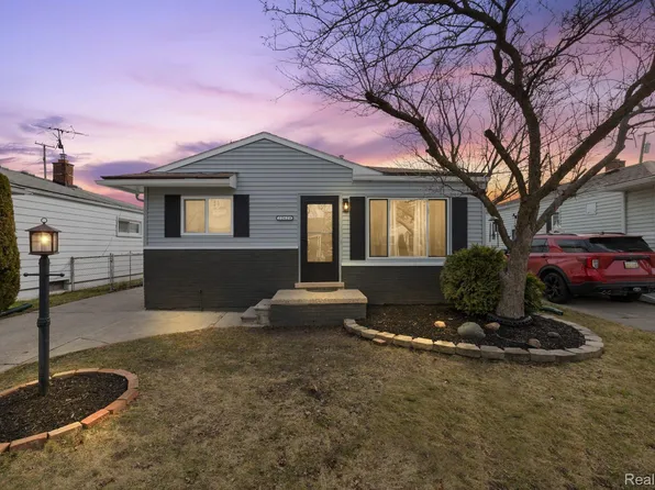 22628 Lake Dr, Saint Clair Shores, MI 48082