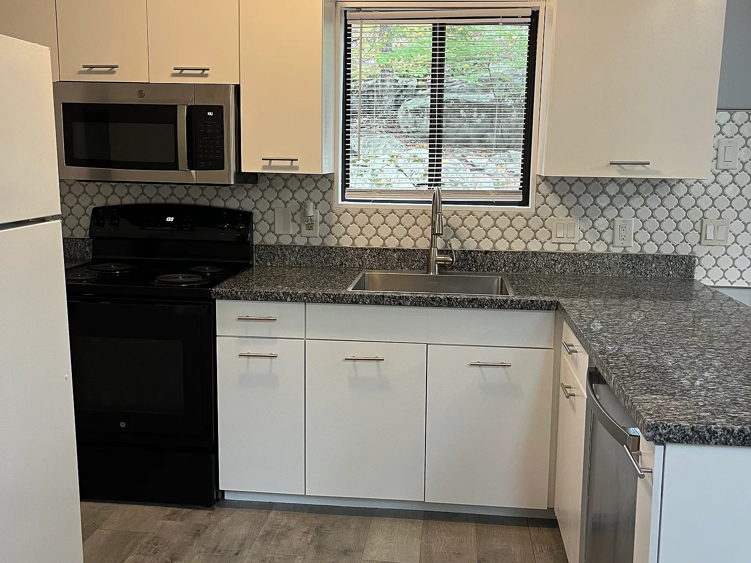 5031 Woodbridge Dr E — Photo 2