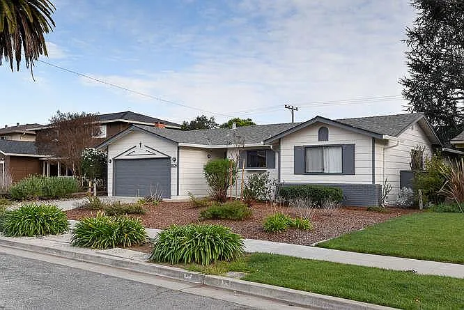 1826 Frobisher Way photo 1