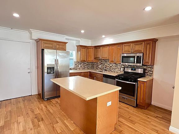 4th image of 2467 Barry Ave