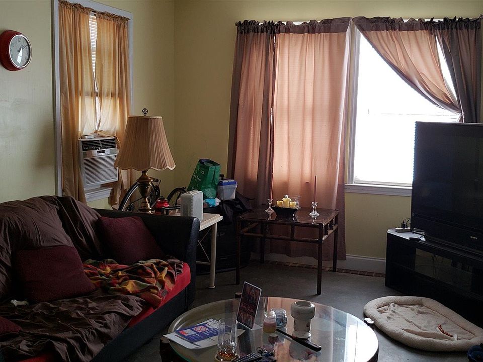 2nd image of 2731 Maple St