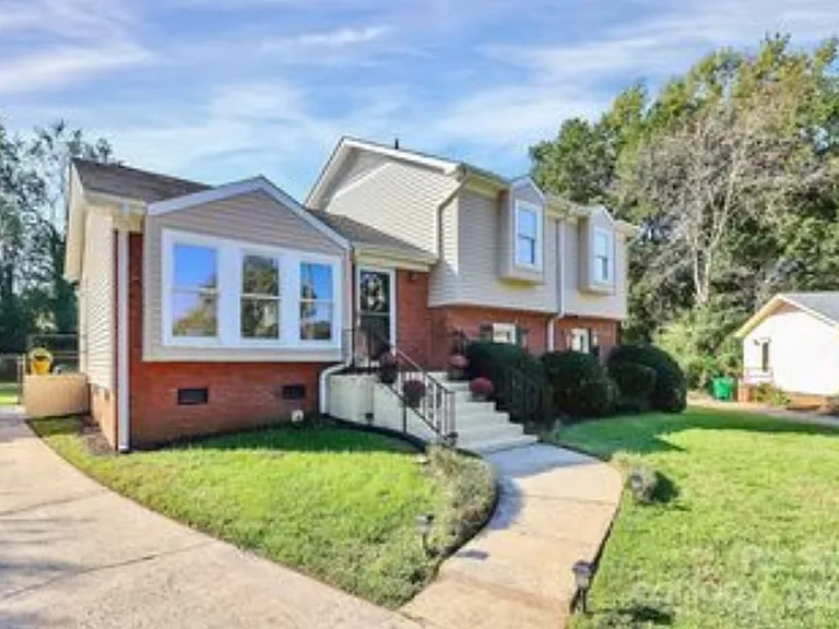 301 Red Roan Pl — Photo 55