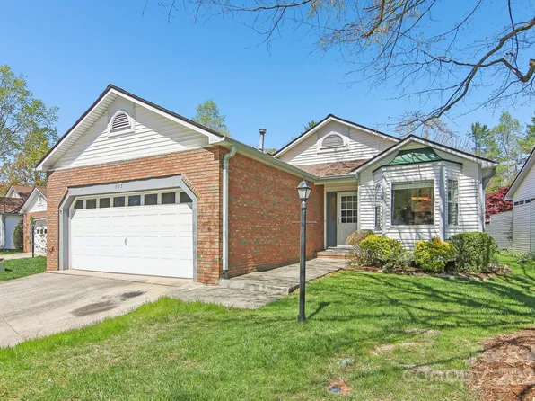 307 Somerton Ct, Hendersonville, NC 28791