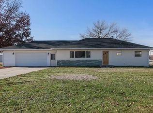 1208 N Center Point Rd, Hiawatha, IA 52233
