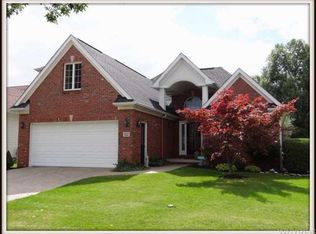 102 Thamesford Ln, Williamsville, NY 14221