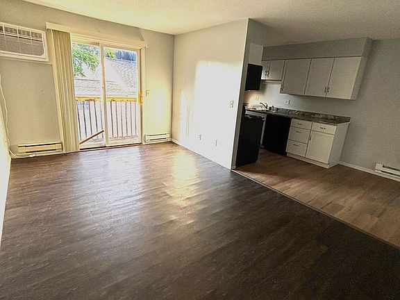 5th image of 709 7th St S APT 5