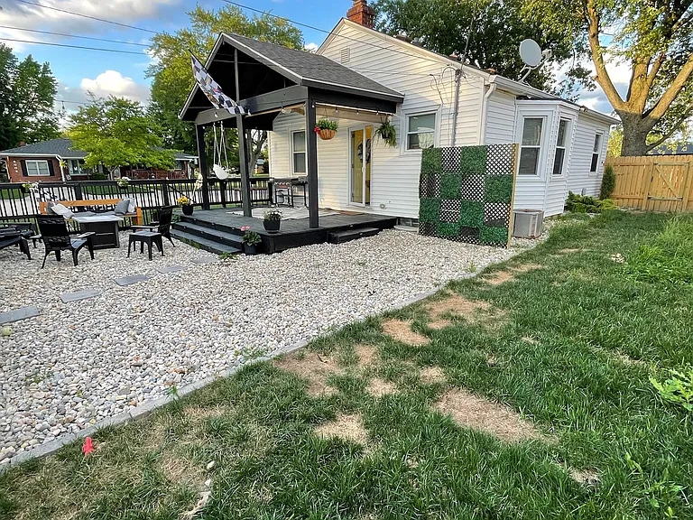 2052 N Auburn St — Photo 14