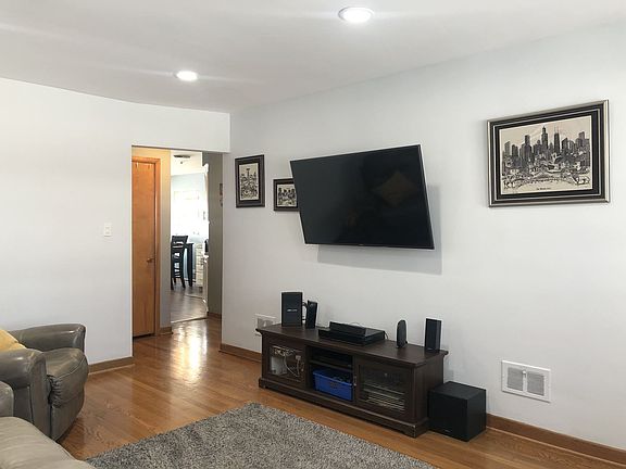 2nd image of 5346 N Nordica Ave
