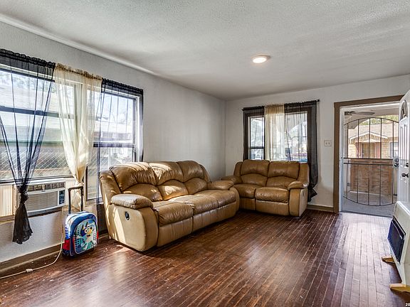 4th image of 446 Blue Bonnet St.