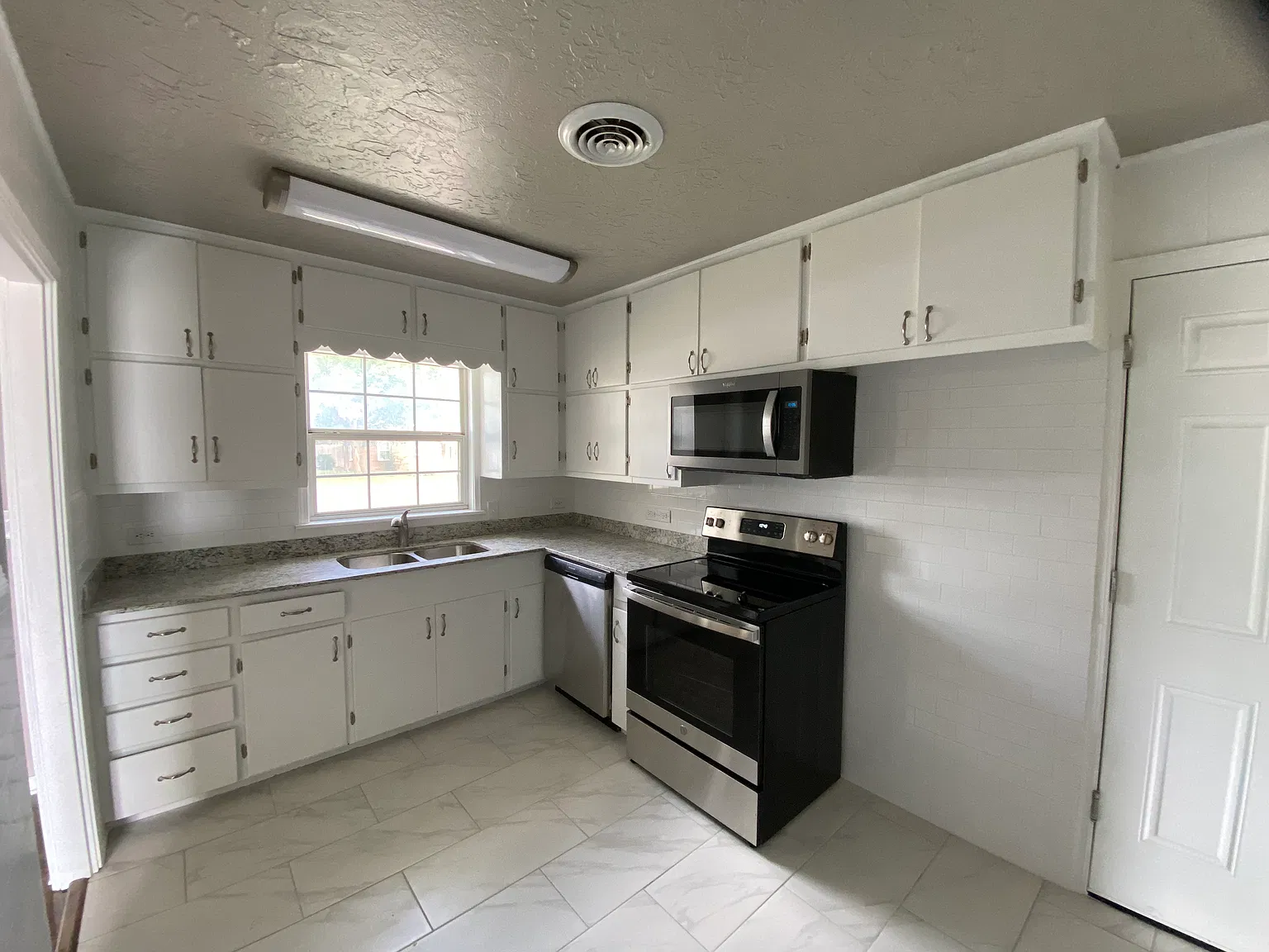 2 bed, 984 sqft, $1,450 — Photo 4