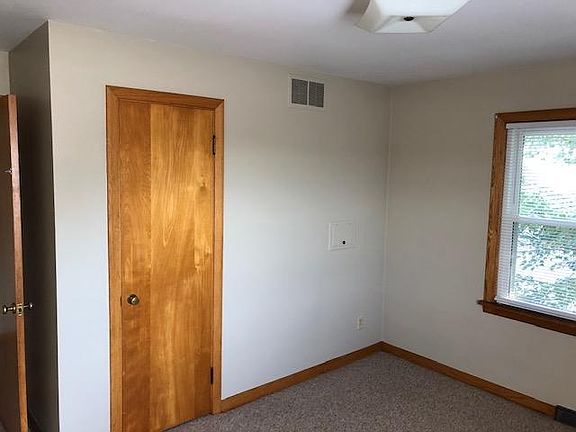 5th image of 569 Bloomington Dr