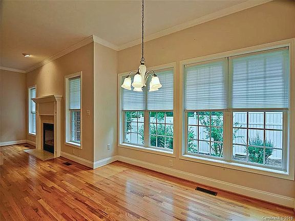 Dining Room w/Side Yard View