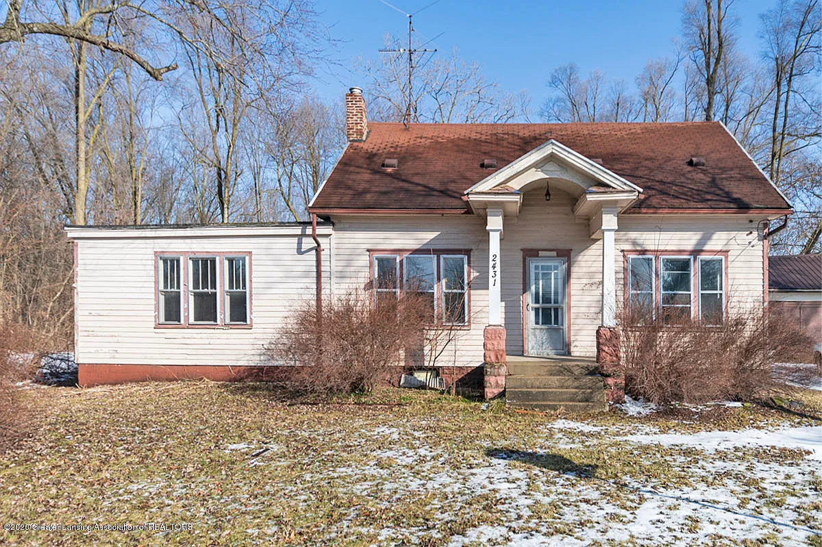 2431 E Grand River Rd photo 1