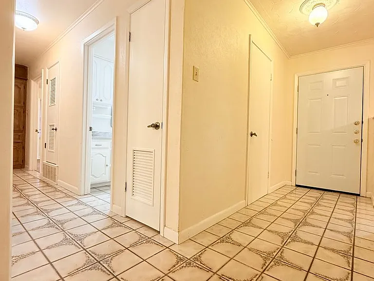 612 Hillview Dr — Photo 2