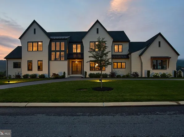 8 Sailfish Dr, Mechanicsburg, PA 17050