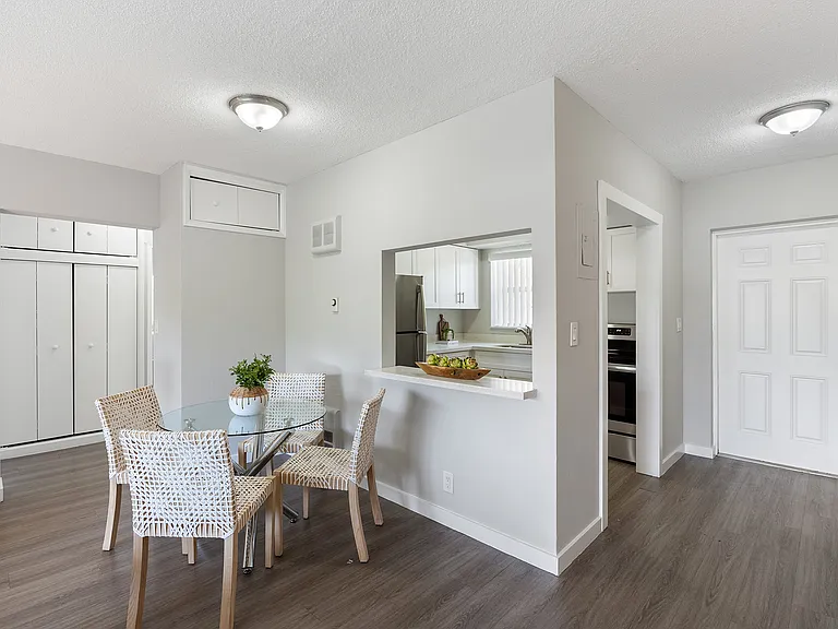 550 NE 20th St #4 — Photo 3